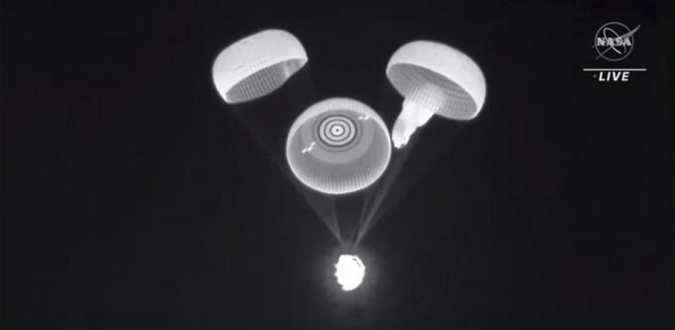 Esta imagen proporcionada por la NASA muestra tres de los cuatro paracaídas desplegados en un buque de carga que regresa el 24 de enero de 2022. SpaceX y la NASA están investigando un problema con el paracaídas que ocurrió en los dos últimos vuelos de la cápsula. Uno de los cuatro paracaídas principales tardó en inflarse durante el regreso de cuatro astronautas a la Tierra en noviembre pasado. Lo mismo sucedió la semana pasada cuando otra cápsula Dragon traía experimentos científicos. En ambos casos, el lento paracaídas finalmente se abrió y se infló, aunque con más de un minuto de retraso, y las cápsulas cayeron sin problemas. (NASA vía AP)