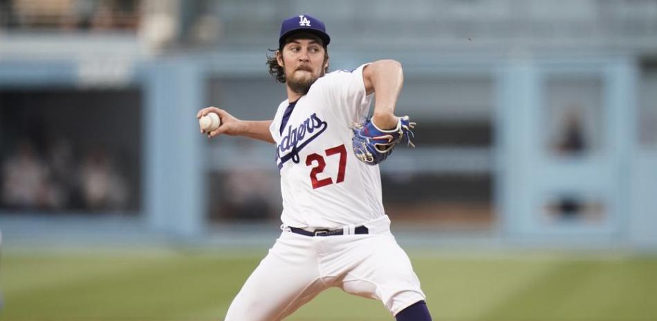 Trevor Bauer, lanzador de los Dodgers de Los Ángeles, lanza en contra de los Gigantes de San Francisco durante la primera entrada del juego de Grandes Ligas, el 28 de junio de 2021, en Los Ángeles. Fiscales de Los Ángeles no concluyeron cargos en contra de Bauer por presuntamente haber golpeado y agredido sexualmente a una mujer que conoció a través de redes sociales, se dio a conocer el martes 8 de febrero de 2022. .