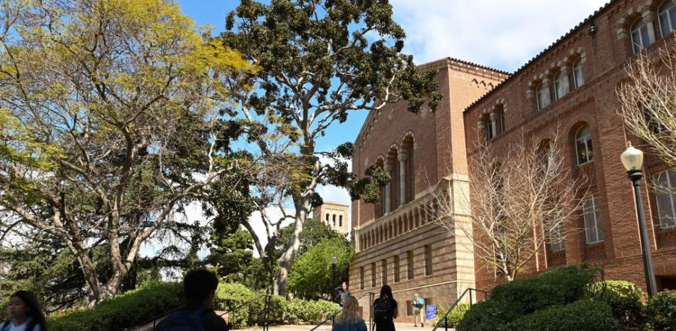 En esta foto de archivo tomada el 11 de marzo de 2020, los estudiantes caminan por el campus de la Universidad de California en Los Ángeles (UCLA) en Los Ángeles, California. La Universidad de California pagará casi un cuarto de billón de dólares a 200 mujeres que alegan haber sido agredidas por un ginecólogo escolar, dijeron funcionarios el 8 de febrero de 2022. Robyn Beck / AFP