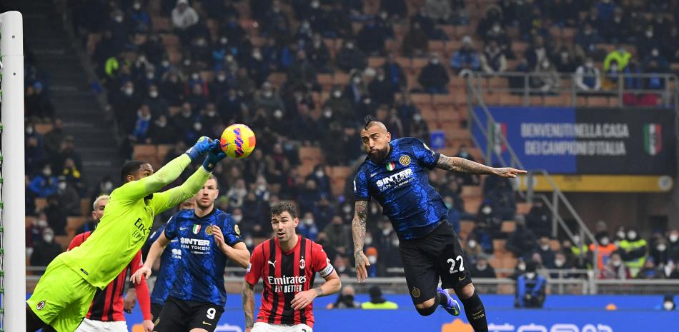 AC Milan, Mike Maignan (L), atrapa el balón durante el partido de fútbol de la Serie A italiana entre el Inter de Milán y el AC Milan en el estadio Giuseppe-Meazza (San Siro) de Milán.