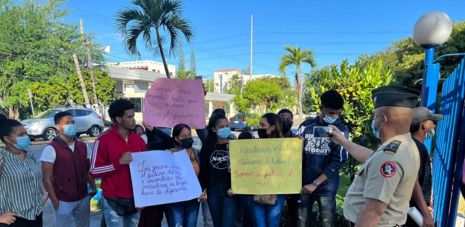El viernes de la semana pasada una veintena de jóvenes de Bajos de Haina que no fueron admitidos en el Inglés de Inmersión 2022 llevó su queja a la sede del Mescyt. Foto: fuente externa