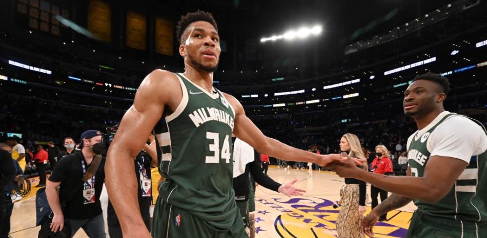 Giannis Antetokounmpo #34 de los Milwaukee Bucks High Fives Thanasis Antetokounmpo #43 después del partido contra Los Angeles Lakers el 8 de febrero de 2022 en Crypto.Com Arena en Los Ángeles, California. 
Adam Pantozzi / NBAE / Getty Images / Getty Images vía AFP