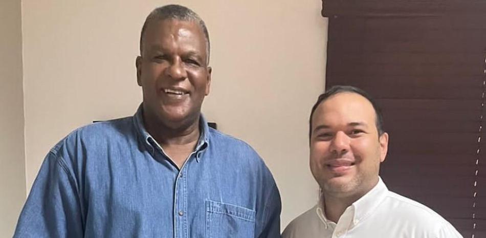 El Inmortal del Deporte Dominicano Evaristo Pérez y el presidente de Soles, Pedro Chalas Ferreras.