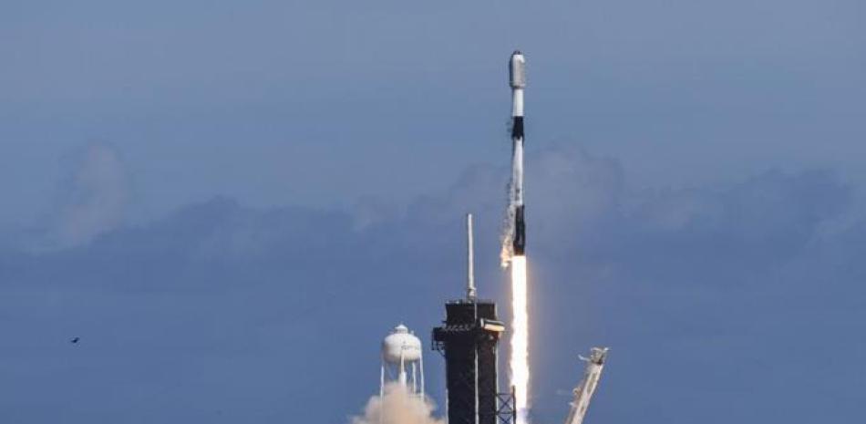 ARCHIVO _ Un cohete Falcon 9 de SpaceX despega del Ventro Espacial Kennedy en Florida el 3 de febrero del 2022, con satélites Starlink. La nueva flotilla de satélites de SpaceX está cayendo de órbita tras ser afectada por una tormenta solar. (Craig Bailey/Florida Today vía AP)