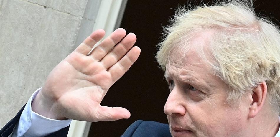 El primer ministro británico, Boris Johnson, saluda cuando sale del número 10 de Downing Street en el centro de Londres el 9 de febrero de 2022 para participar en la sesión semanal de Preguntas al primer ministro (PMQ) en la Cámara de los Comunes.
JUSTIN TALLIS / AFP