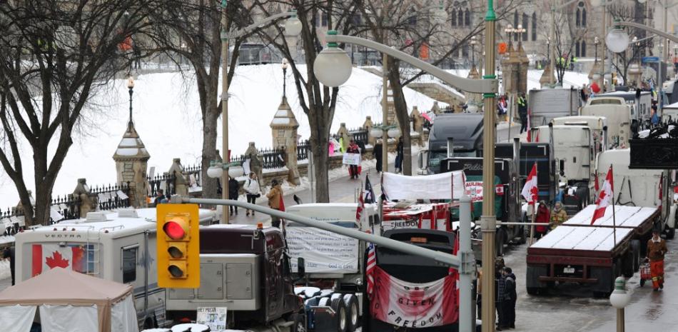 Los camiones están estacionados en la calle Wellington mientras los manifestantes continúan protestando por los mandatos de vacunación implementados por el primer ministro Justin Trudeau el 9 de febrero de 2022 en Ottawa, Canadá. David Chan / AFP