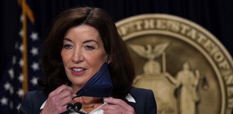 La gobernadora del estado de Nueva York, Kathy Hochul, se quita la máscara protectora durante una conferencia de prensa sobre la expiración del mandato estatal de máscaras para interiores en Nueva York el 9 de febrero de 2022. Nueva York es el último estado dirigido por demócratas en anunciar que retiraría su máscara para interiores mandatos para las empresas. TIMOTEO A. CLARY / AFP