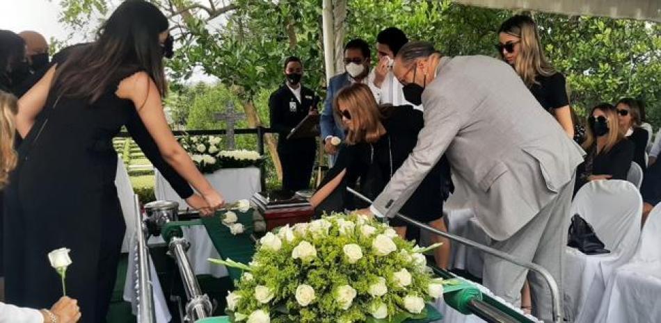 Sonia Piera fue despedida en el cementerio Puerta del Cielo. Su hermana Nuria junto a otros familiares y cercanos encabezaron las honras fúnebres.