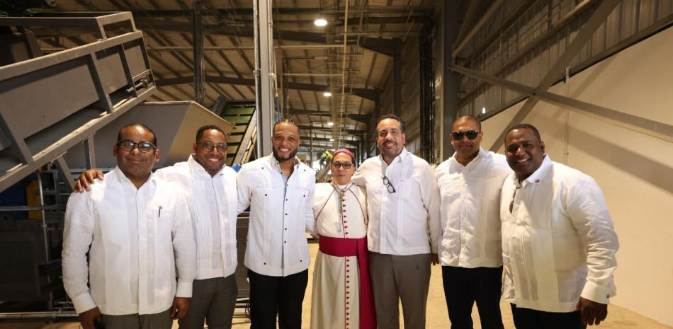 El viceministro de la Presidencia Adalberto Rodríguez y Robinson Canó junto a otras personalidades que asistieron a la inauguración de la planta de reciclaje inaugurada este jueves en San Pedro de Macorís.