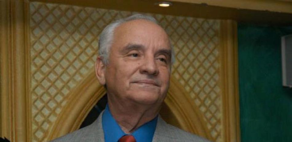 El doctor Leonardo Matos Berrido, entrega libro de poemas.