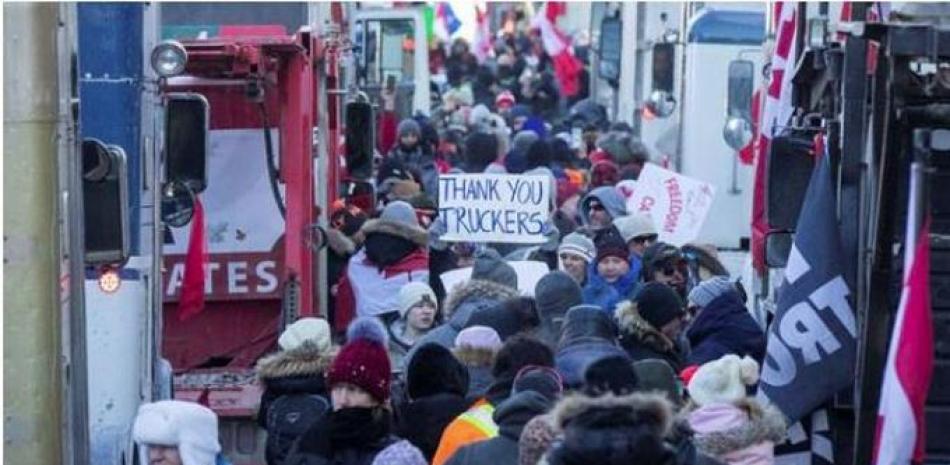 Los camioneros protestan contra los mandatos de vacunación y las restricciones por coronavirus en Canadá el 29 de enero de 2022. (LARS HAGBERG / AFP).