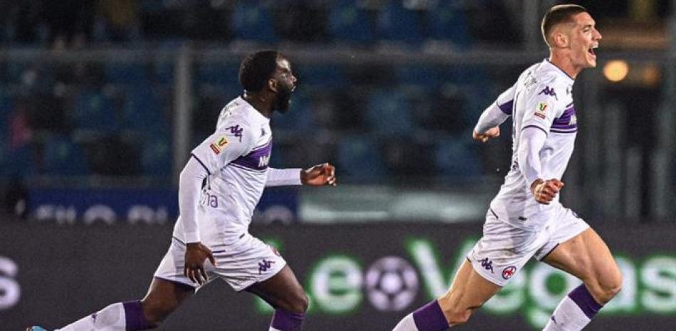El onceno de la Fiorentina festeja luego de avanzar a semifinales de Copa de Italia.
