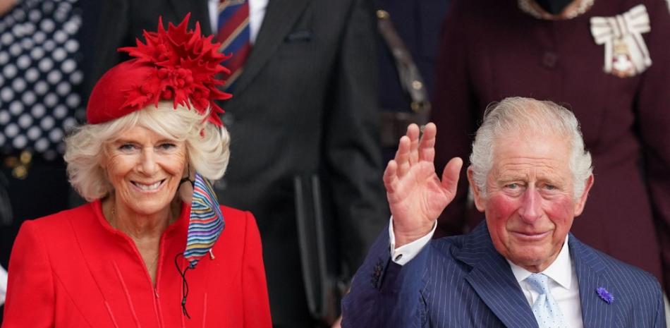 En esta foto de archivo tomada el 14 de octubre de 2021, el Príncipe Carlos, Príncipe de Gales (derecha) de Gran Bretaña y Camila, Duquesa de Cornualles (izquierda) de Gran Bretaña se van después de asistir a la inauguración ceremonial del sexto Senedd, el Parlamento de Gales, en Cardiff, Gales. La reina Isabel II ha anunciado que quiere que Camilla, la esposa de su heredero, el príncipe Carlos, sea finalmente conocida como reina consorte, ya que se convirtió en la primera monarca británica en reinar durante siete décadas el 6 de febrero de 2022. Jacob King / PISCINA / AFP