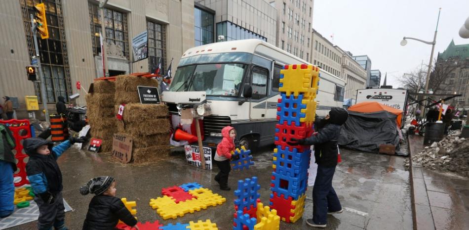 Los niños juegan en un patio de recreo improvisado mientras los manifestantes continúan protestando por los mandatos de vacunación implementados por el primer ministro Justin Trudeau el 10 de febrero de 2022 en Ottawa, Canadá.
David Chan / AFP