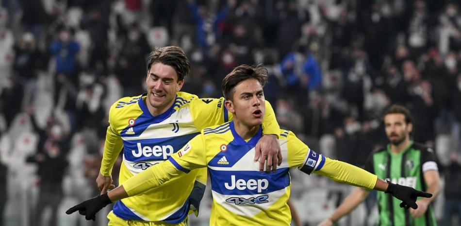 Paulo Dybala, de la Juventus, festeja con Dusan Vlahovic, luego de anotar ante Sassuolo en un partido de la Copa Italia, el jueves 10 de febrero de 2022, en Turín.