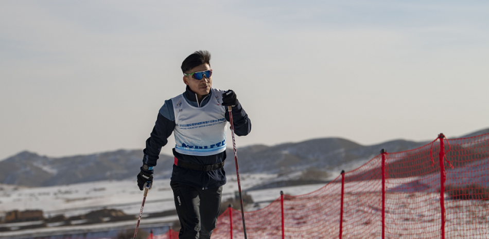 Torsongan Bullik practica esquí en el distrito de Wenquan, en la región autónoma uygur de Xinjiang, noroeste de China, el 23 de noviembre de 2021. (Xinhua/Hu Huhu)
