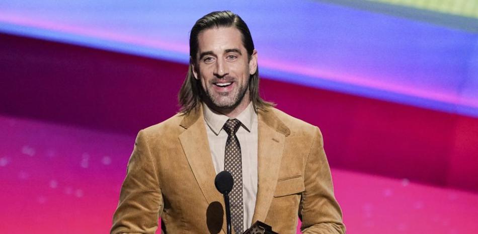 Aaron Rodgers, de los Packers de Green Bay, recibe el premio de la AP al Jugador Más Valioso de la NFL, el jueves 10 de febrero de 2022, en Inglewood, California.