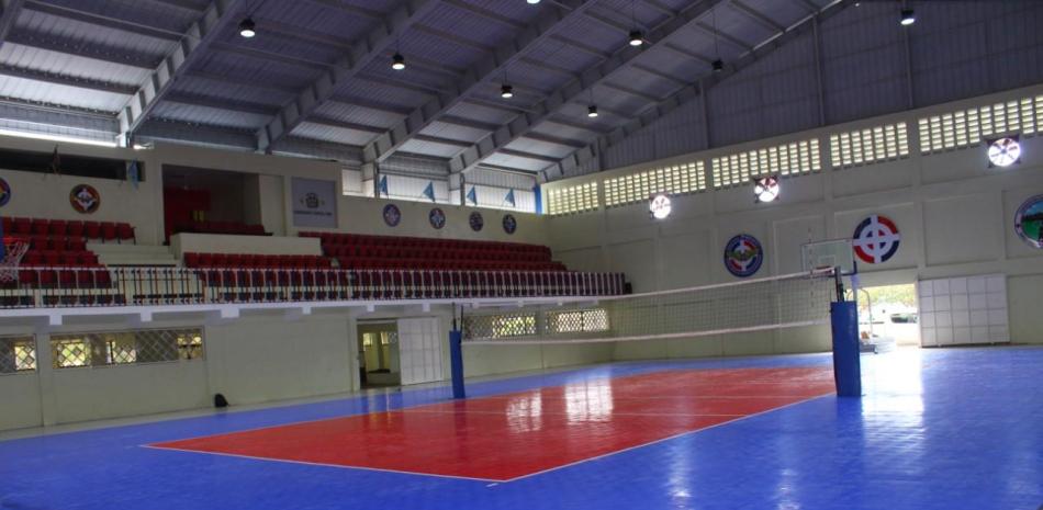 Ya instalado la superficie de material sintético Sport Court que cubre completamente toda el área del gimnasio techado de la Base Aérea de San Isidro Coronel Piloto José Vicente Peralta.