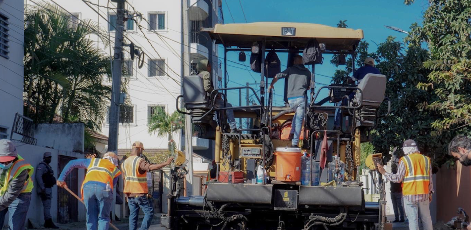 El programa de asfaltado en San Pedro de Macorís implica la intervención de 55 kilómetros de calles y avenidas, con una inversión de 1,300 millones de pesos. EXTERNA/