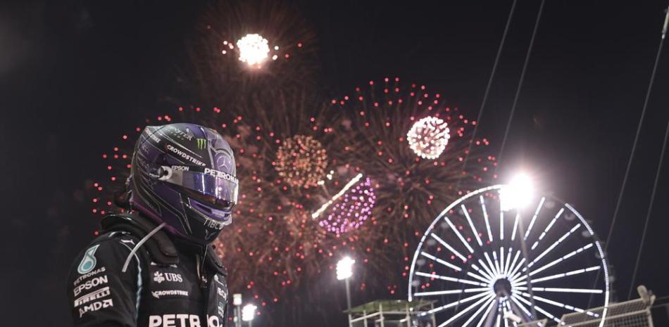 El piloto británico de Mercedes Lewis Hamilton celebra tras ganar el Gran Premio de Bahrain. El viernes 11 de febrero del 2022 la F1 extiende su contrato con Bahrain hasta el 2036.