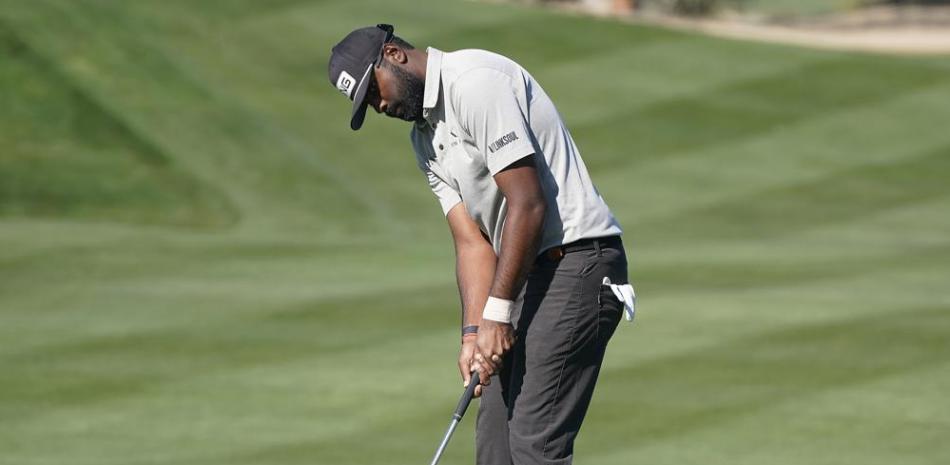 Sahith Theegala observa su tiro con el putt en el hoyo ocho en el Abierto de Phoenix de golf.(AP)