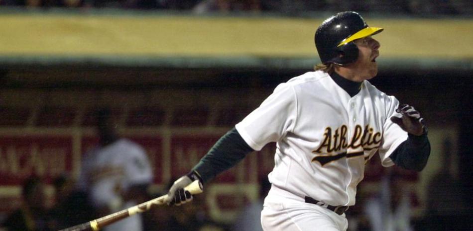 Jeremy Giambi durante un partido de Grandes Ligas. Foto: Ben Margot/AP.