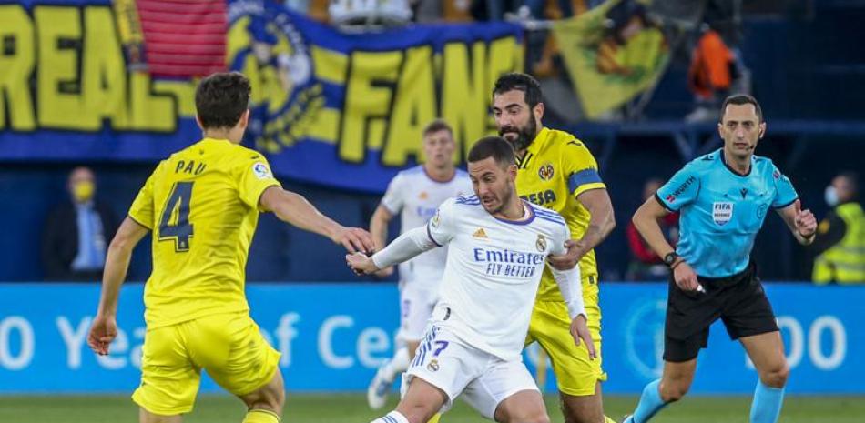 Eden Hazard, del Real Madrid, disputa el balón con Raúl Torres, del Villarreal, en el segundo tiempo del encuentro.