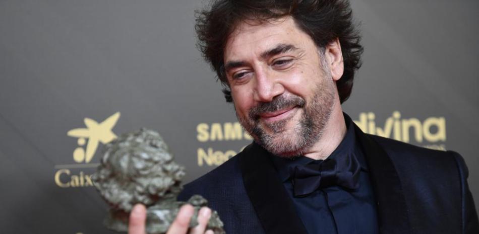 Javier Bardem posa en la sala de prensa tras ganar el Premio Goya al mejor actor, por "El buen patrón", el sábado 12 de febrero de 2022 en Valencia, España. (AP Foto/José Breton).