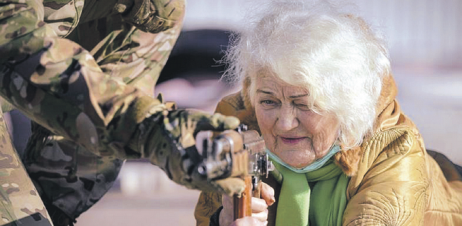 Valentyna Konstantynovska, de 79 años, sostiene un arma durante un entrenamiento de combate básico para civiles, organizado por la Unidad de Fuerzas Especiales Azov, de la Guardia Nacional de Ucrania. AP
