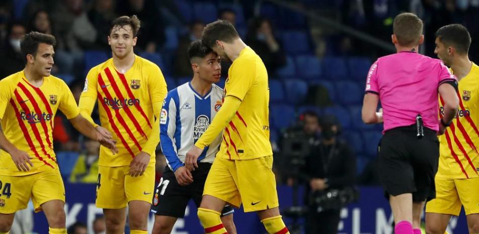 Nico Melamed, del Espanyol, y Gerard Piqué, del Barcelona, se enfrascan en un momento del encuentro.