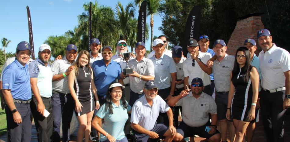 Jugadores de la Agla reciben del presidente de la Fedogolf, Carlos Elmúdesi, el trofeo de campeones del Torneo Interasociaciones Región Este 2022.