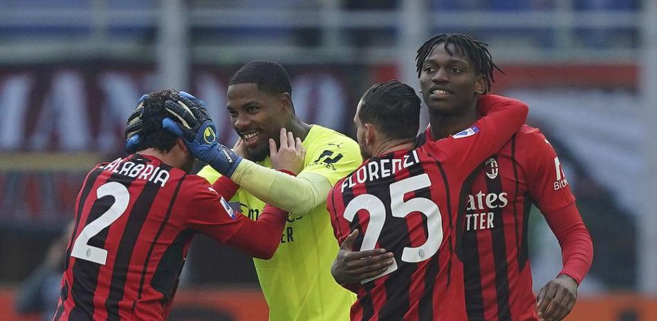 Rafael Leao (derecha) celebra con Alessandro Florenzi, Mike Maignan y Davide Calabria tras anotar el gol de la victoria para el Milan ante Sampdoria en la Serie A italiana, este domingo 13 de febrero de 2022.