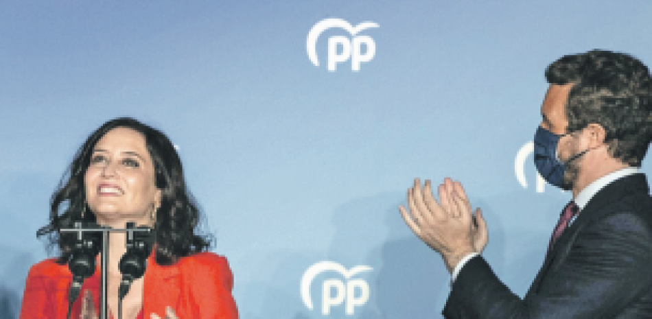 La presidenta regional de Madrid, Isabel Díaz Ayuso, a la izquierda, y el líder del conservador Partido Popular, Pablo Casado. AP