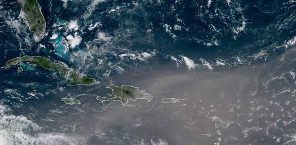 Esta imagen satelital proporcionada por la Oficina Nacional de Administración Oceánica y Atmosférica (NOAA por sus siglas en inglés) muestra una nube de polvo proveniente del desierto del Sahara que avanza hacia el Caribe, el lunes 22 de junio de 2020.

Foto: NOAA/AP