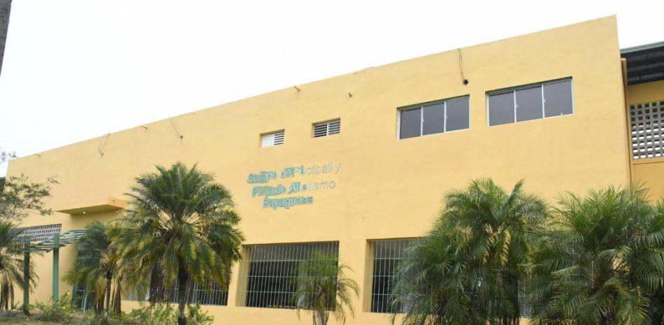 Parte exterior del polideportivo de Bayaguana que fue pintada por el Ministerio de Deportes y Recreación.