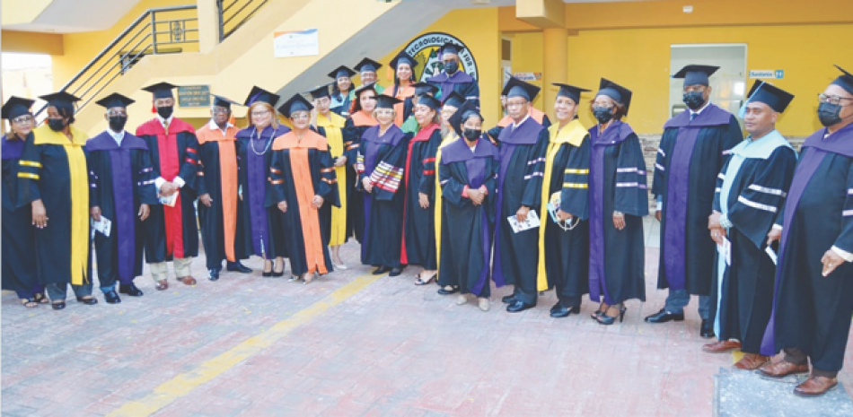 Al centro, la rectora de la Utesur posa con graduados.