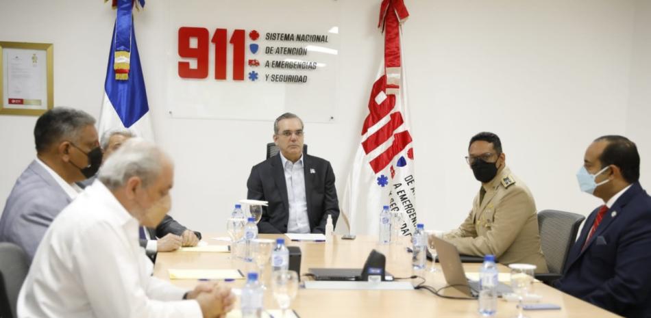 El presidente de la República Luis Abinader durante una reunión en el Sistema Nacional de Atención a Emergencias y Seguridad 9-1-1