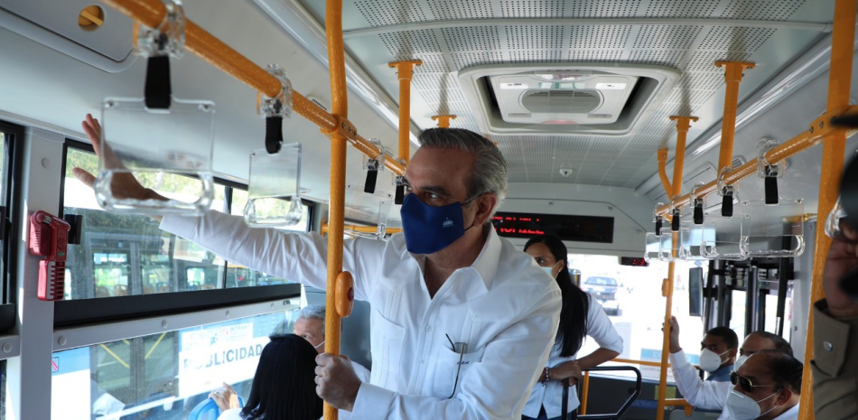 El presidente Luis Abinader realizó un breve recorrido en los autobuses que cuentan con aire acondicionado y facilidades para personas con discapacidad. PRESIDENCIA RD