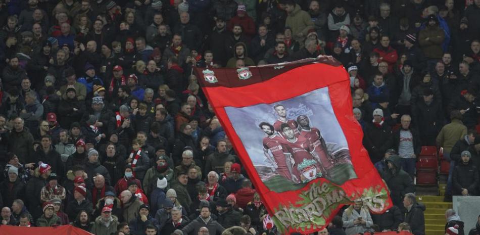 Aficionados de Liverpool apoya previo al partido de su equipo en la Liga Premier de Inglaterra entre Liverpool y Leicester City en el estadio Anfield, en Liverpool, Inglaterra, el jueves 10 de febrero de 2022.