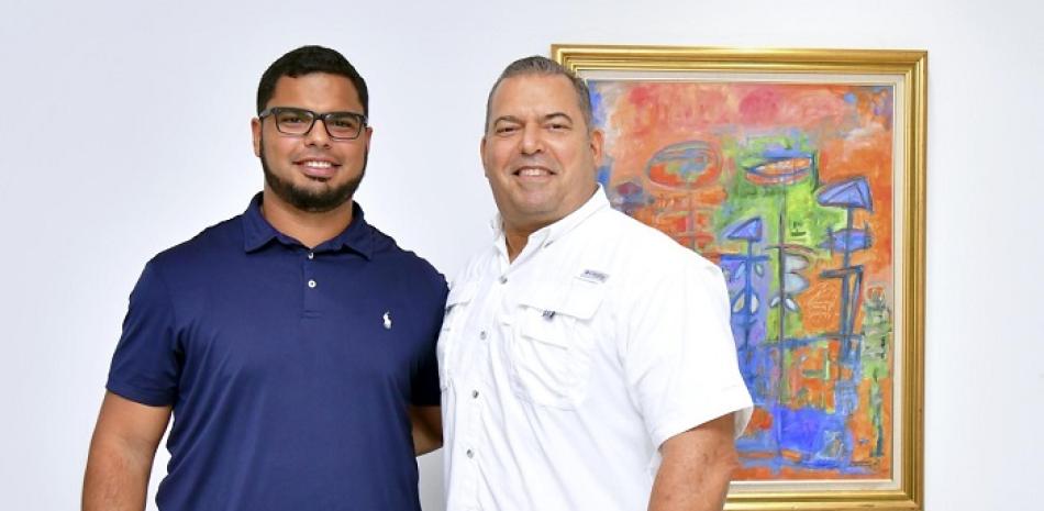 Edwin Soto Jr. junto a su padre en la visita realizada a la redacción de LISTÍN DIARIO.