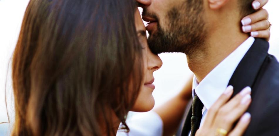 Una persona enamorada muestra afecto a través del contacto físico. Mari Lezhava vía Unsplash