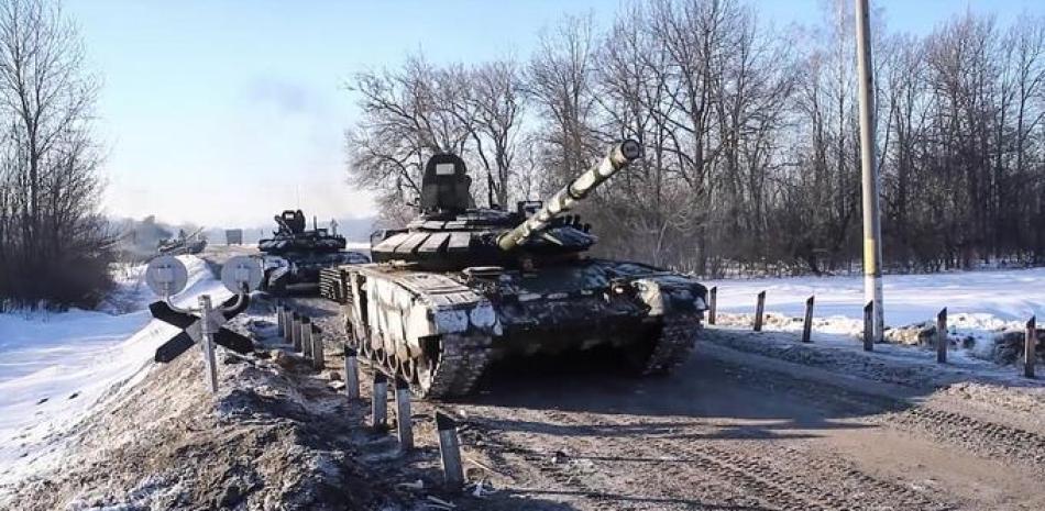 Esta captura de video del folleto publicada por el Ministerio de Defensa de Rusia el 15 de febrero de 2022 muestra tanques rusos partiendo hacia Rusia después de ejercicios conjuntos de las fuerzas armadas de Rusia y Bielorrusia como parte de una inspección de la Fuerza de Respuesta del Estado de la Unión, en un campo de tiro cerca de Brest.

Folleto / Ministerio de Defensa Ruso / AFP
