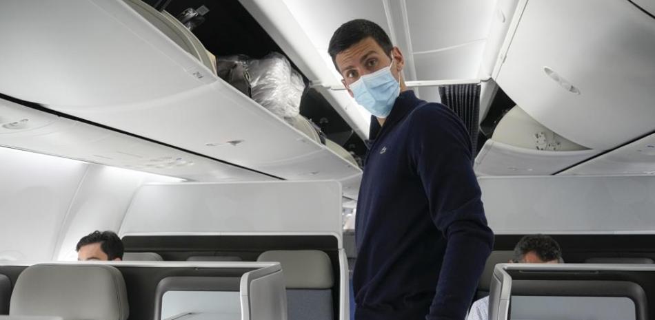 Novak Djokovic se prepara para tomar asiento en un avión a Belgrado, en Dubái, Emiratos Árabes Unidos, el lunes 17 de enero de 2022. Djokovic fue deportado de Australia después de perder un intento de permanecer en el país para defender su título del Abierto de Australia. a pesar de no estar vacunado contra el COVID-19. El primer ministro Scott Morrison dijo el lunes 7 de febrero de 2022 que la frontera reabriría a todos los titulares de visas vacunados a partir del 21 de febrero.