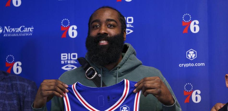 James Harden de los 76ers de Filadelfia sostiene el jersey en su presentación ante los medios en las instalaciones de entrenamiento del equipo el martes 15 de febrero del 2022.