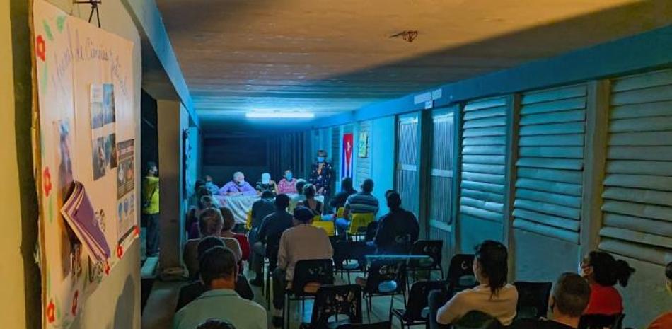La gente se reúne durante una reunión convocada por el Comité de Defensa de la Revolución (CDR) local para discutir el nuevo proyecto de ley del Código de Familia en el municipio La Lisa, provincia de La Habana, Cuba, el 11 de febrero de 2022, que está siendo debatido. 
ADALBERTO ROQUE / AFP