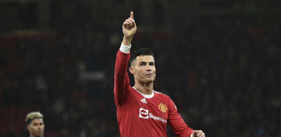 Cristiano Ronaldo, del Manchester United, reconoce a los aficionados después de la victoria de su equipo en la Liga Premier, en juego contra Brighton & Hove Albion en el estadio Old Trafford, en Manchester, Inglaterra,.