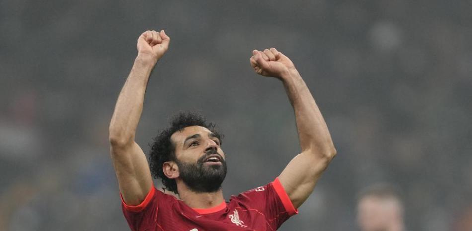 Mohamed Salah celebra tras anotar el segundo gol de Liverpool en la victoria 2-0 ante el Inter de Milán en la Liga de Campeones.