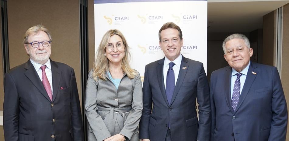 Juan Luis Cebrián, presidente de honor de El País; Núria Vilanova, presidenta de CEAPI; Victor O. Bisonó, ministro de Industria, Comercio y Mipymes de República Dominicana, Víctor O. Bisonó; y Juan Bolivar Díaz, embajador de República Dominicana en el Reino de España