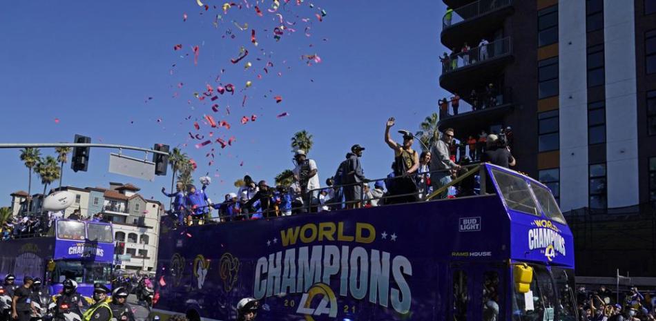 El receptor de los Rams de Los Ángeles Cooper Kupp saluda a los aficionados durante el desfile del campeonato del equipo tras ganar el Super Bowl el domingo, el desfile llega hasta el Coliseo.