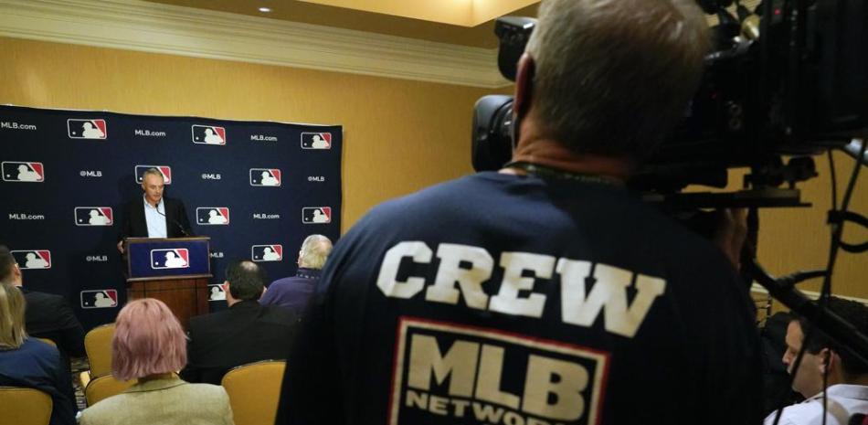 El comisionado de las Grandes Ligas, Rob Manfred, ofrece una conferencia de prensa en Orlando, Florida, el jueves 10 de febrero de 2022.